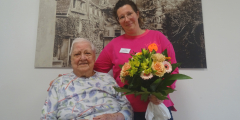 Lindenfels: Frau Beier bekommt einen Blumenstrauß zum Geburtstag