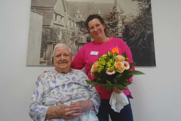 Lindenfels: Frau Beier bekommt einen Blumenstrauß zum Geburtstag